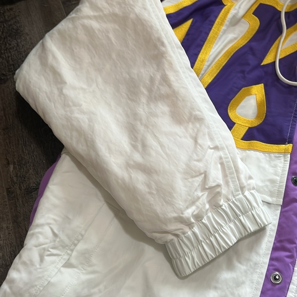 Nike Lakers jacket - Picture 7 of 11